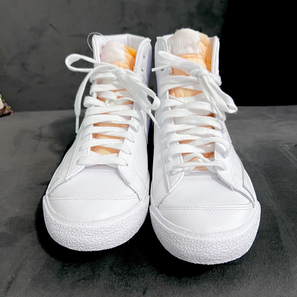Brand new never used all white women’s Nike blazer